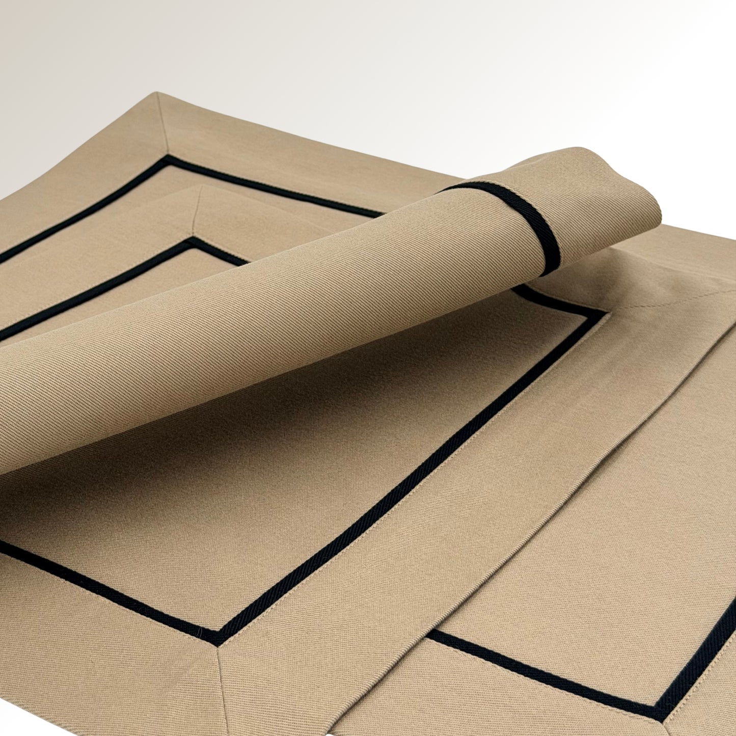 Black castor Classic placemats.